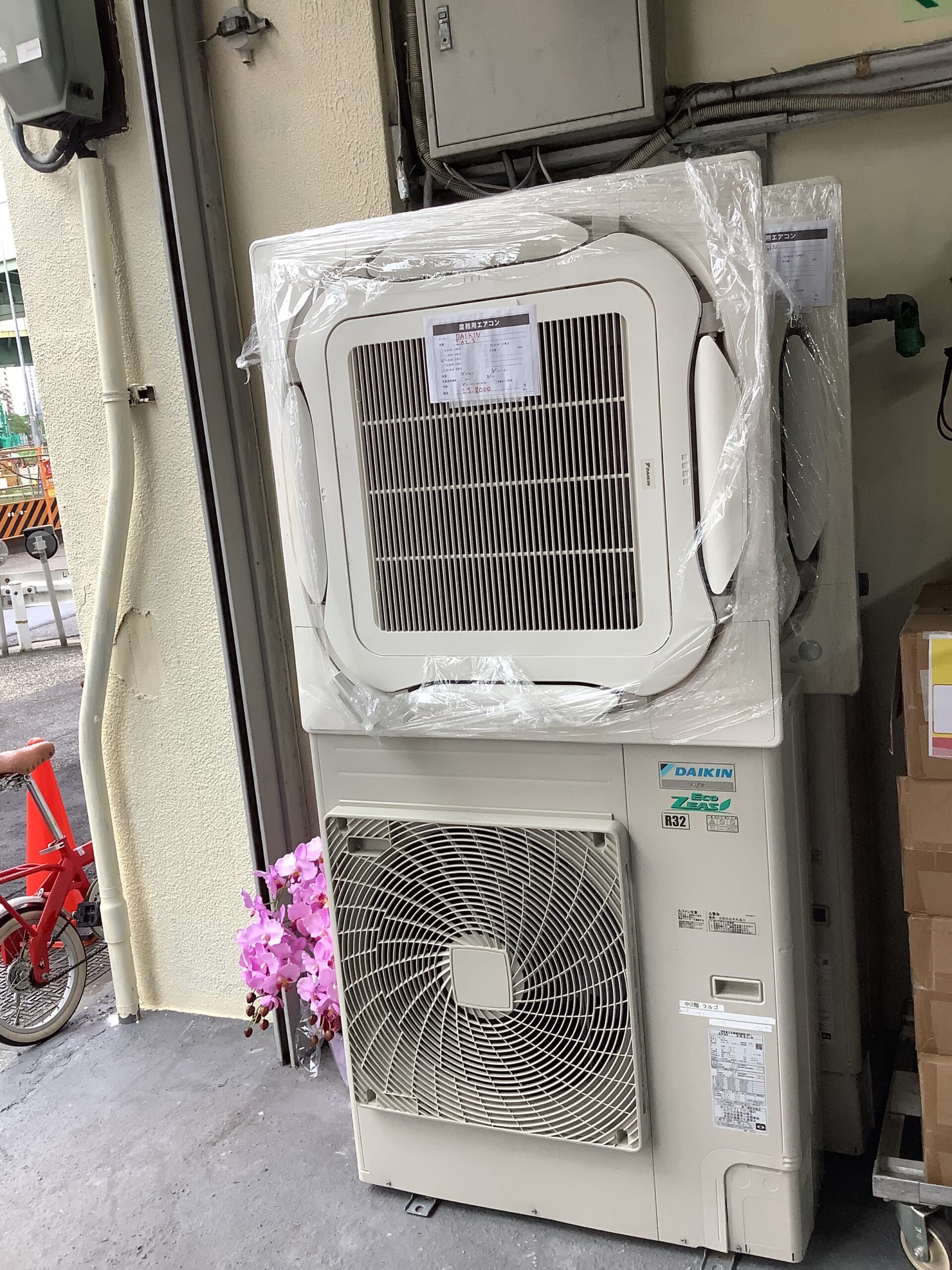 中古品専門店MOMOで展示されたエアコン室外機（撮影時）