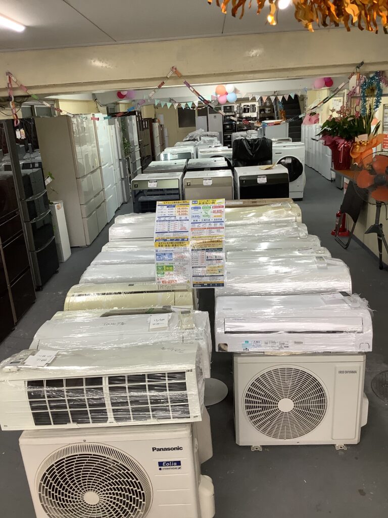 名駅南のMOMO店内に並ぶ中古エアコンの室内機と室外機（撮影時）