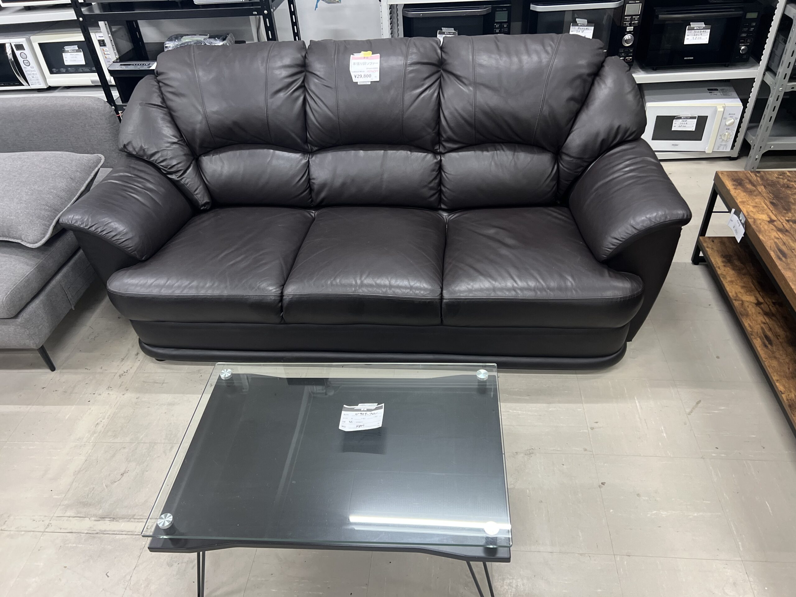 中古品専門店MOMO店内に展示されたブラックの3人掛けソファ