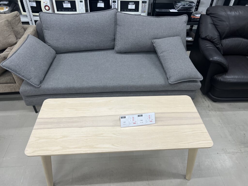名駅南のMOMO店内に並ぶグレーの中古ソファと木製ローテーブル