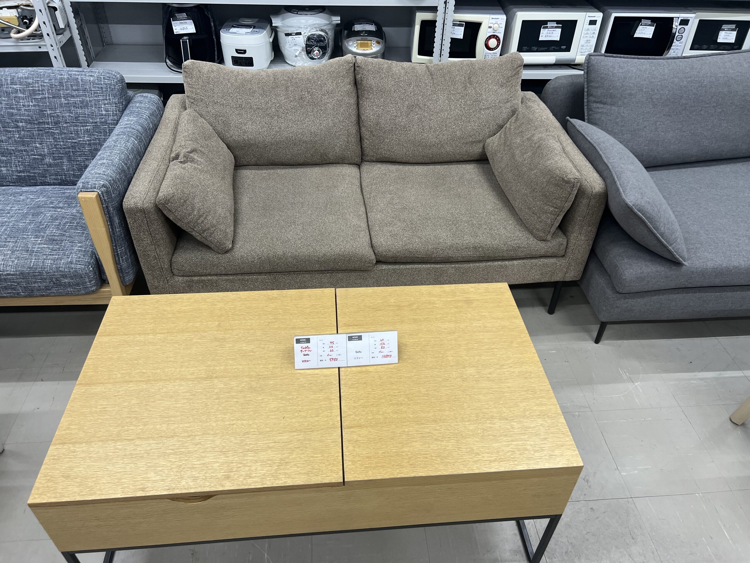 MOMO店内でサイズを比較できるブラウンの中古ソファと収納付きローテーブル