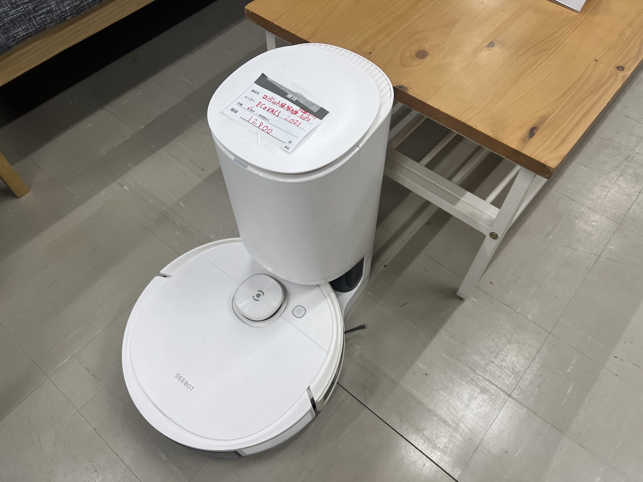 MOMO店内にあるステーション付き中古ロボット掃除機の実物写真