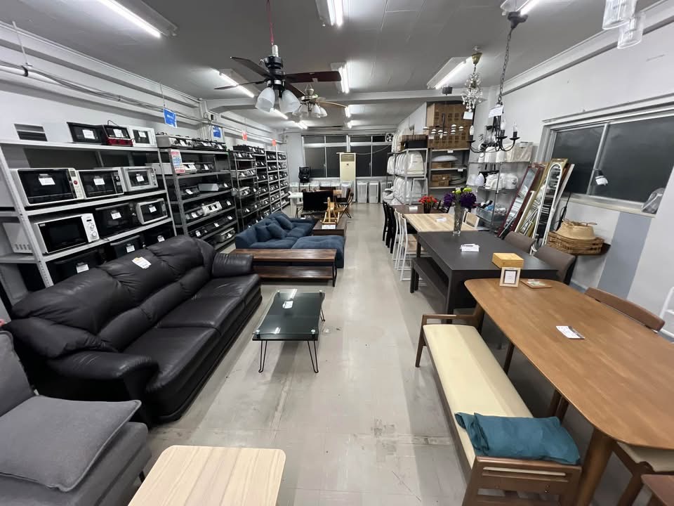名古屋市中村区の中古品専門店MOMOの店内・ソファやテーブルなどの家具