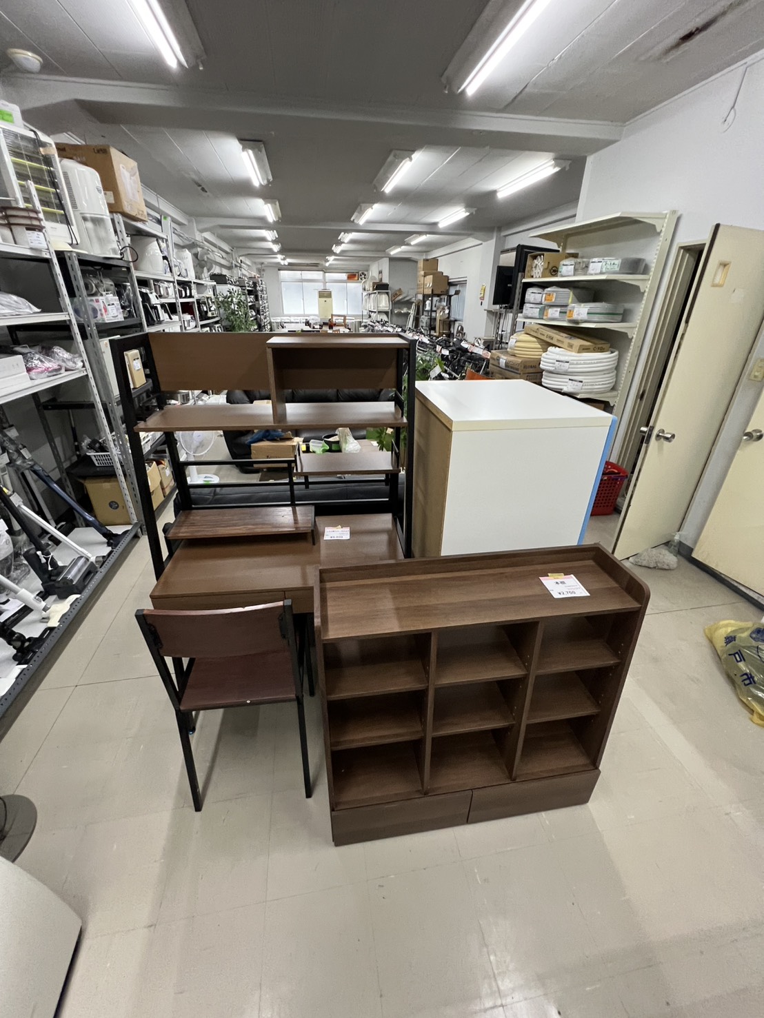 名駅南の中古品専門店MOMOで展示された木製収納家具（撮影時）