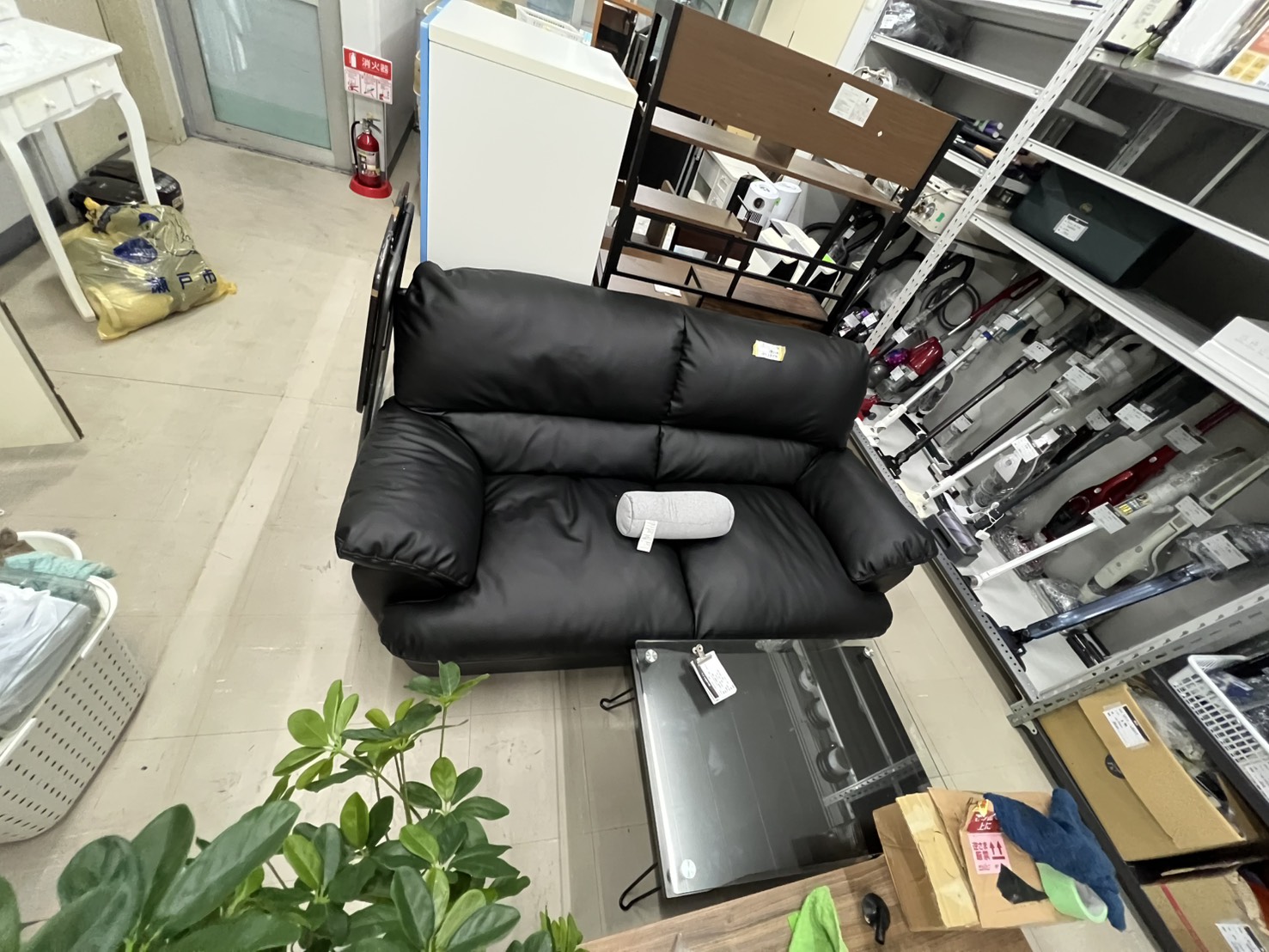 名駅南の中古品専門店MOMOで展示された黒い中古ソファ（撮影時）