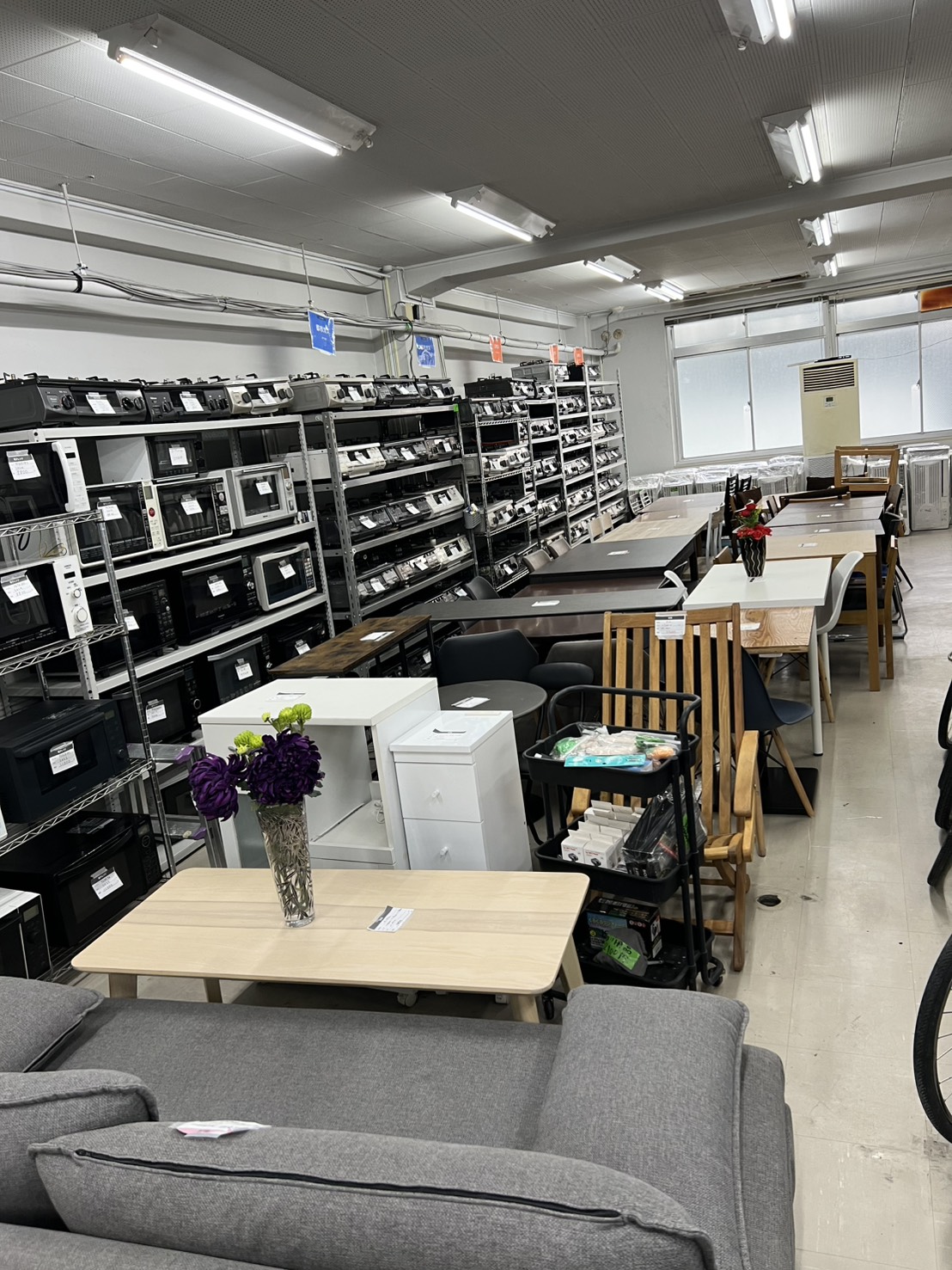 伏見駅・中区から訪れやすいMOMOの中古家具売り場（撮影時）
