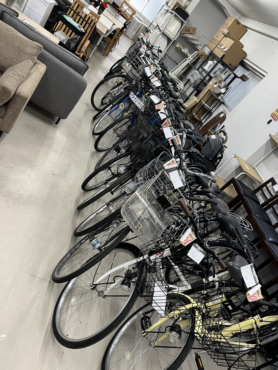 名駅南の中古品専門店MOMOに並ぶ中古自転車(撮影時)