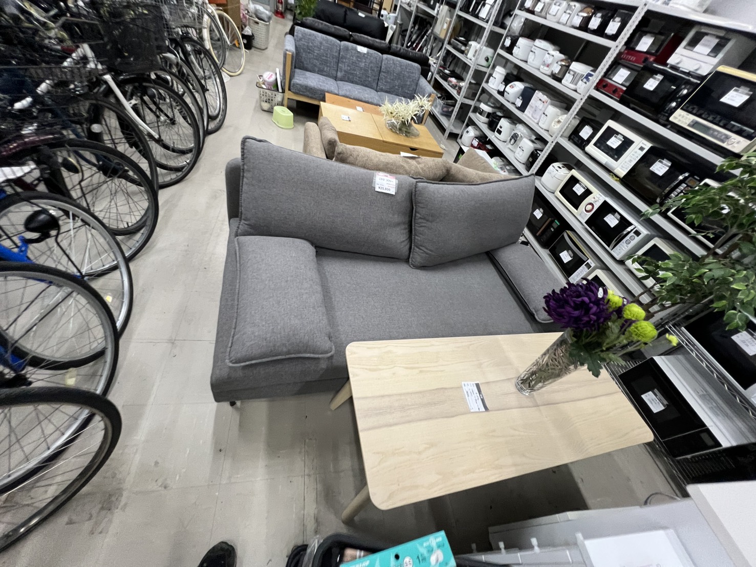 伏見駅周辺から訪れやすいMOMOのグレー中古ソファ売り場（撮影時）