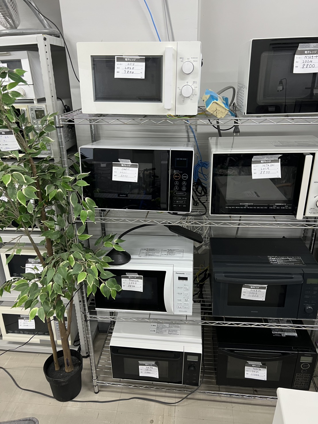 名駅南の中古品専門店MOMO店内に並ぶ中古電子レンジ