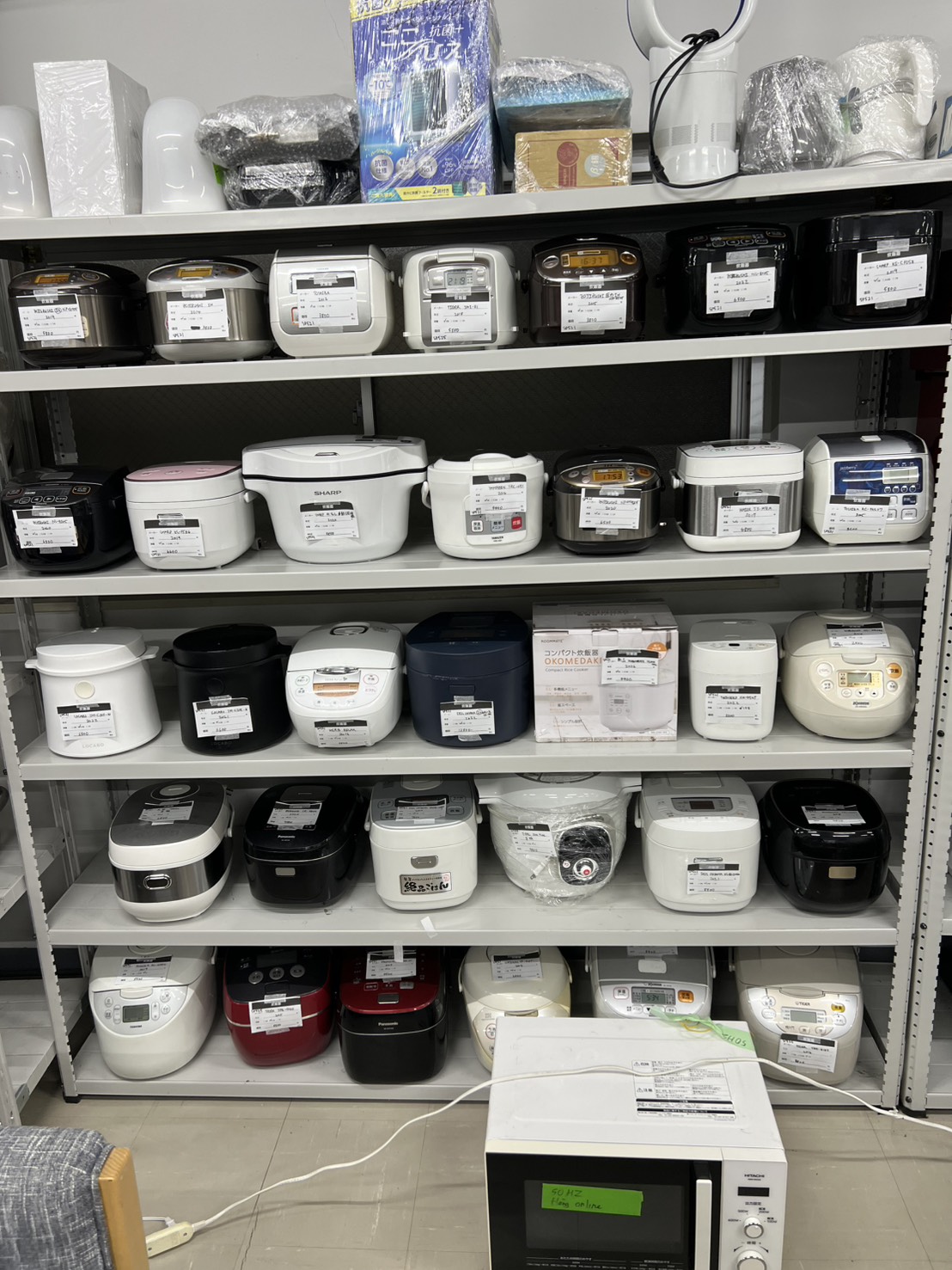 名駅南の中古品専門店MOMO店内に並ぶ中古炊飯器